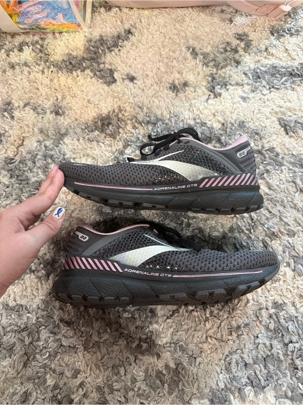 Brooks Adrenaline GTS 22 - Picture 2 of 10